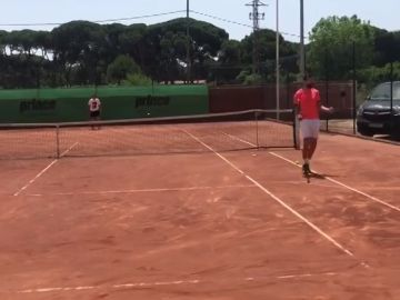 Piqué se pasa al tenis: golpe de derecha y dejada a lo Rafa Nadal