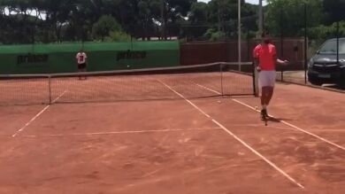 Piqué se 'pasa' al tenis: dejada y golpe de derecha a lo Rafa Nadal