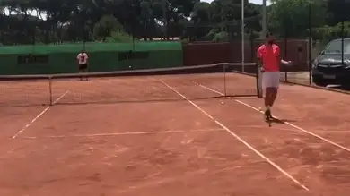 Piqué se 'pasa' al tenis: dejada y golpe de derecha a lo Rafa Nadal Piqué se 'pasa' al tenis: dejada y golpe de derecha a lo Rafa Nadal