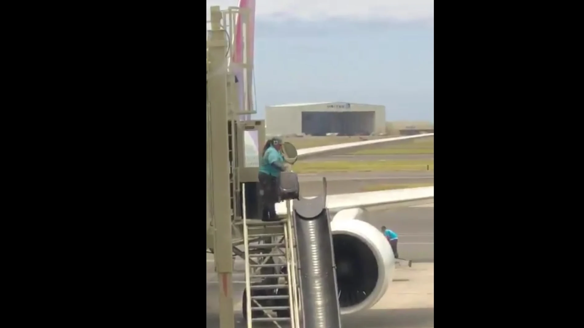La trabajadora del aeropuerto La trabajadora del aeropuerto