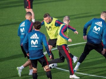 Iago Aspas conduce el balón durante el entrenamiento de la Selección