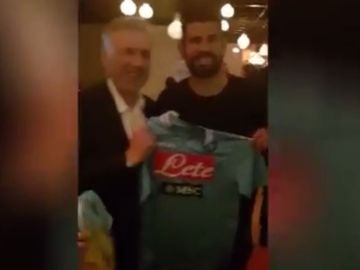 Ancelotti y Diego Costa posan con la camiseta del Nápoles Ancelotti y Diego Costa posan con la camiseta del Nápoles