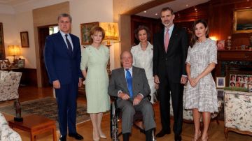 La imagen difundida por la Casa Real en la que aparece Don Juan Carlos en silla de ruedas