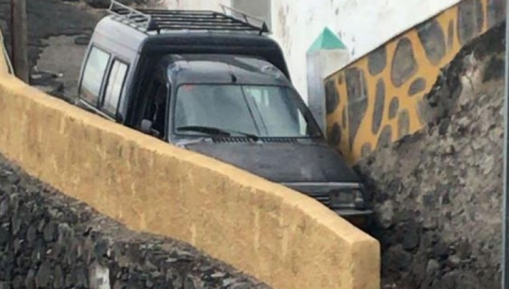 Coche atrapado en una calle