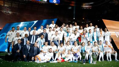 Una foto histórica para el deporte europeo: los campeones de fútbol y baloncesto del Real Madrid, juntos en el Bernabéu
