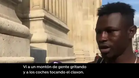 El hombre que salvó la vida a un niño en París detalla su hazaña: "He visto que se le podía coger por el balcón y he empezado a escalar" El hombre que salvó la vida a un niño en París detalla su hazaña: "He visto que se le podía coger por el balcón y he empezado a escalar"
