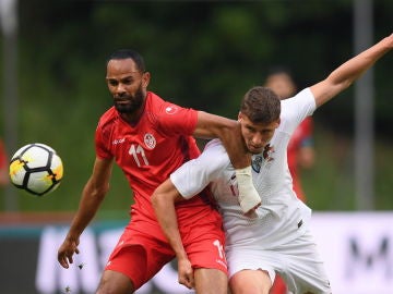Ruben Dias disputa el balón con Saber Khalifa 