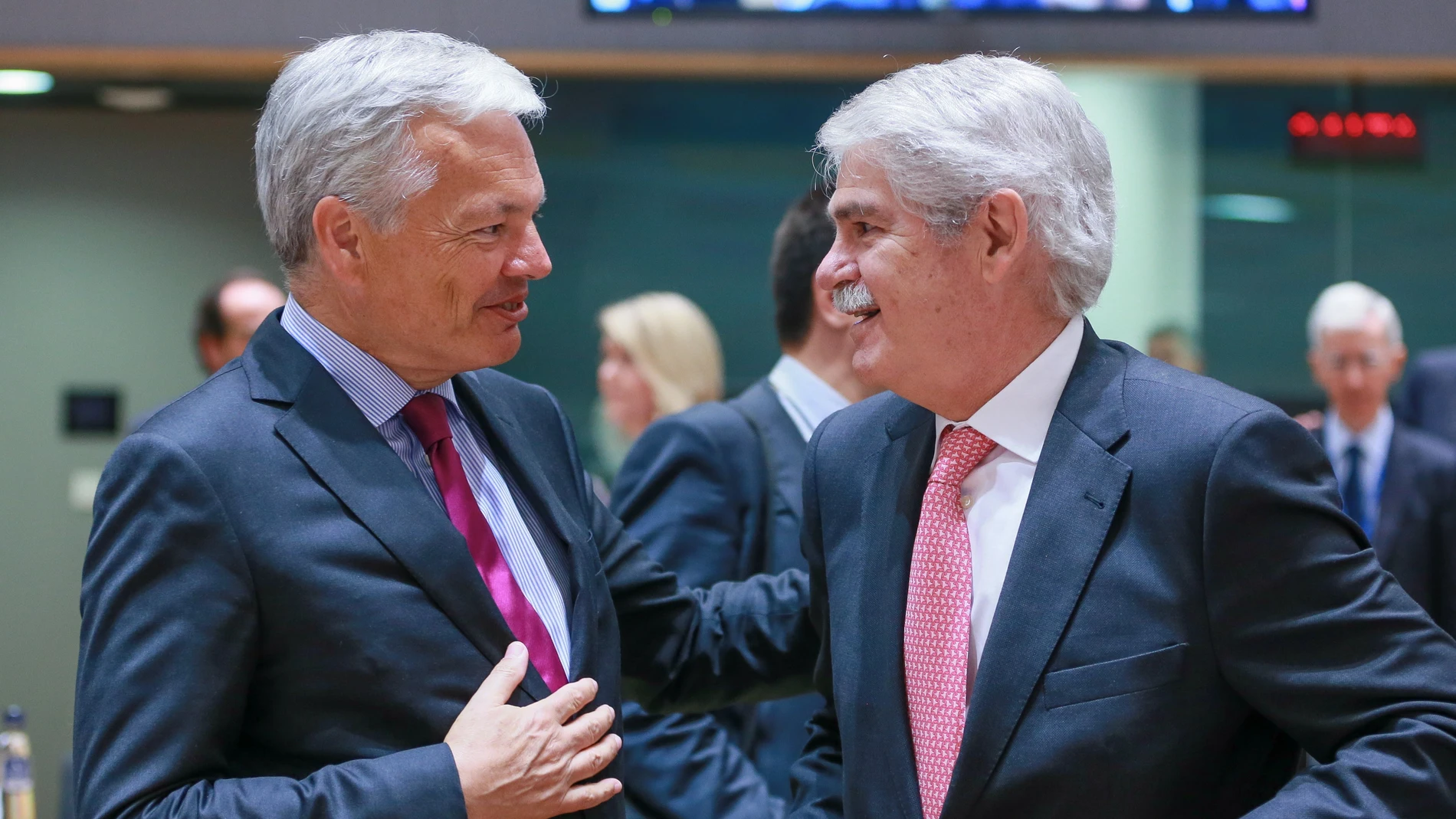 El ministro español de Exteriores, Alfonso Dastis, conversa con su homólogo belga, Didier Reynders El ministro español de Exteriores, Alfonso Dastis, conversa con su homólogo belga, Didier Reynders