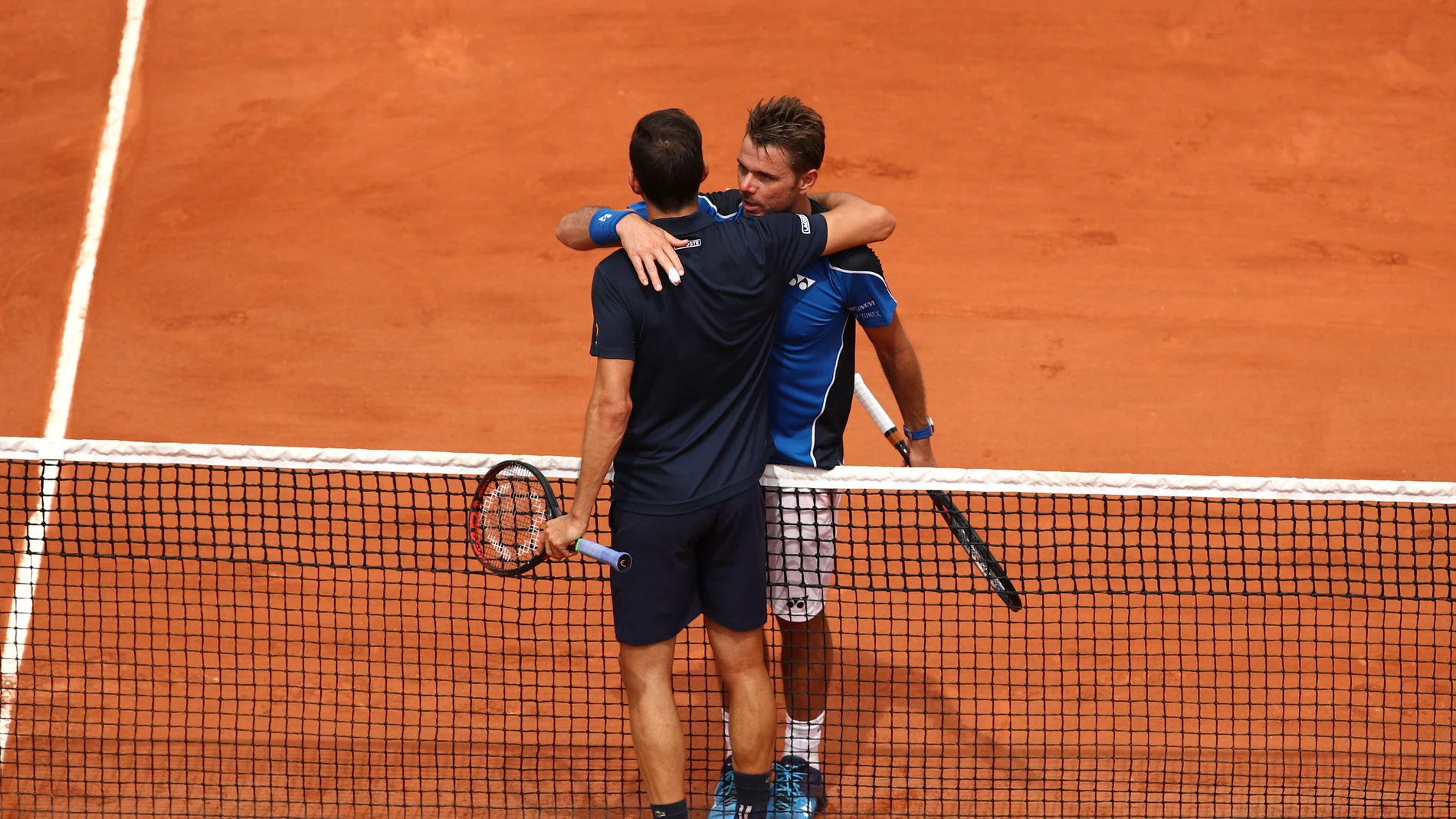 Guillermo García López saluda a Wawrinka tras su victoria Guillermo García López saluda a Wawrinka tras su victoria