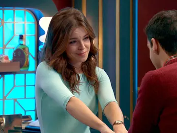 María, enamorada de su "San Ignacio del King's y de los frutos" María, enamorada de su "San Ignacio del King's y de los frutos"