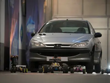 El complicado reto de Marron en 'El Hormiguero 3.0': arrastrar un coche con cinco coches teledirigidos El complicado reto de Marron en 'El Hormiguero 3.0': arrastrar un coche con cinco coches teledirigidos