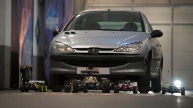 El complicado reto de Marron en 'El Hormiguero 3.0': arrastrar un coche con cinco coches teledirigidos