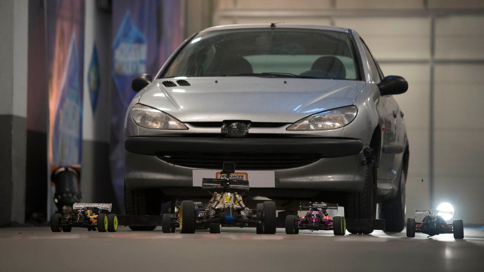 El complicado reto de Marron en 'El Hormiguero 3.0': arrastrar un coche con cinco coches teledirigidos