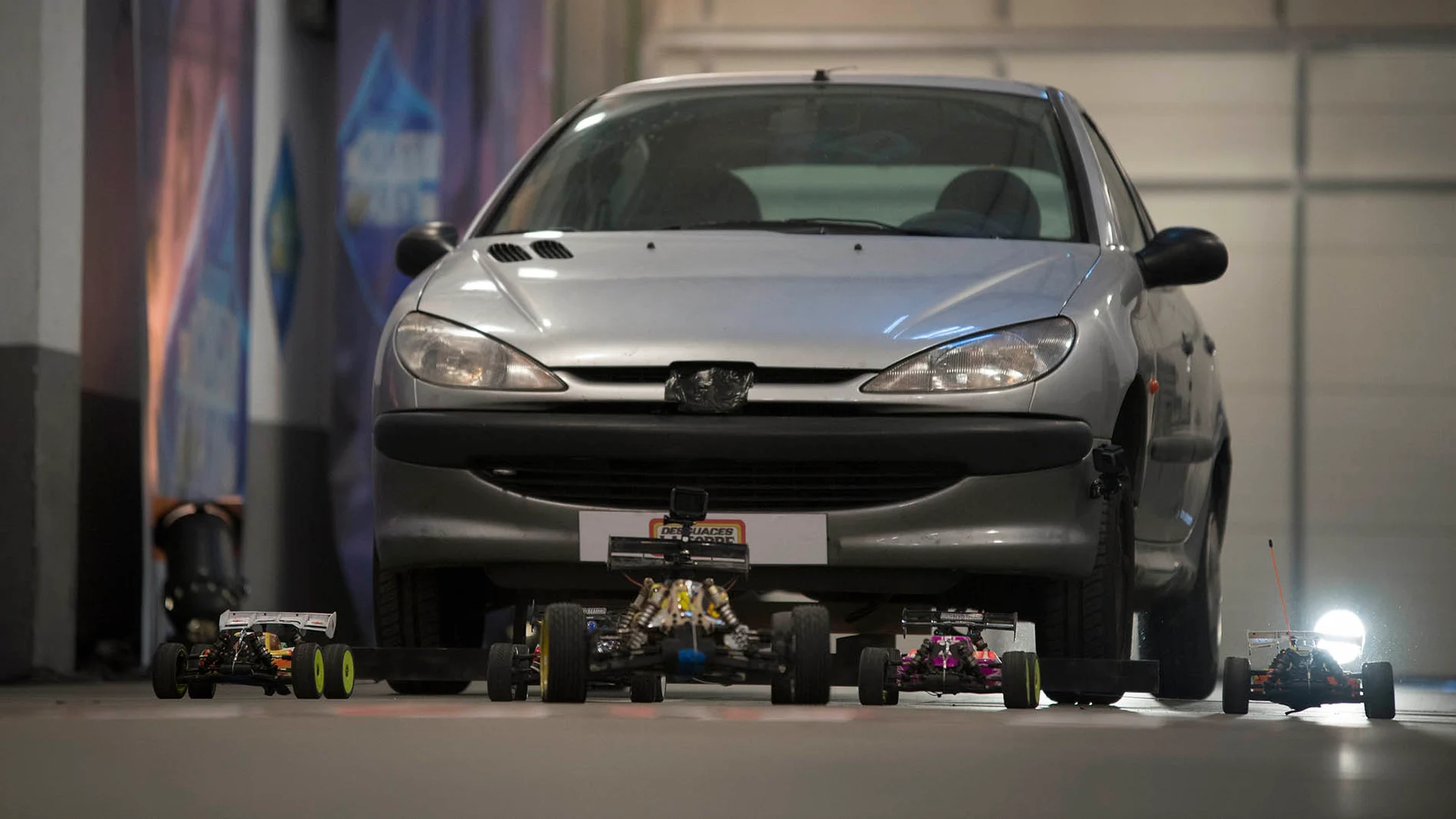 El complicado reto de Marron en 'El Hormiguero 3.0': arrastrar un coche con cinco coches teledirigidos