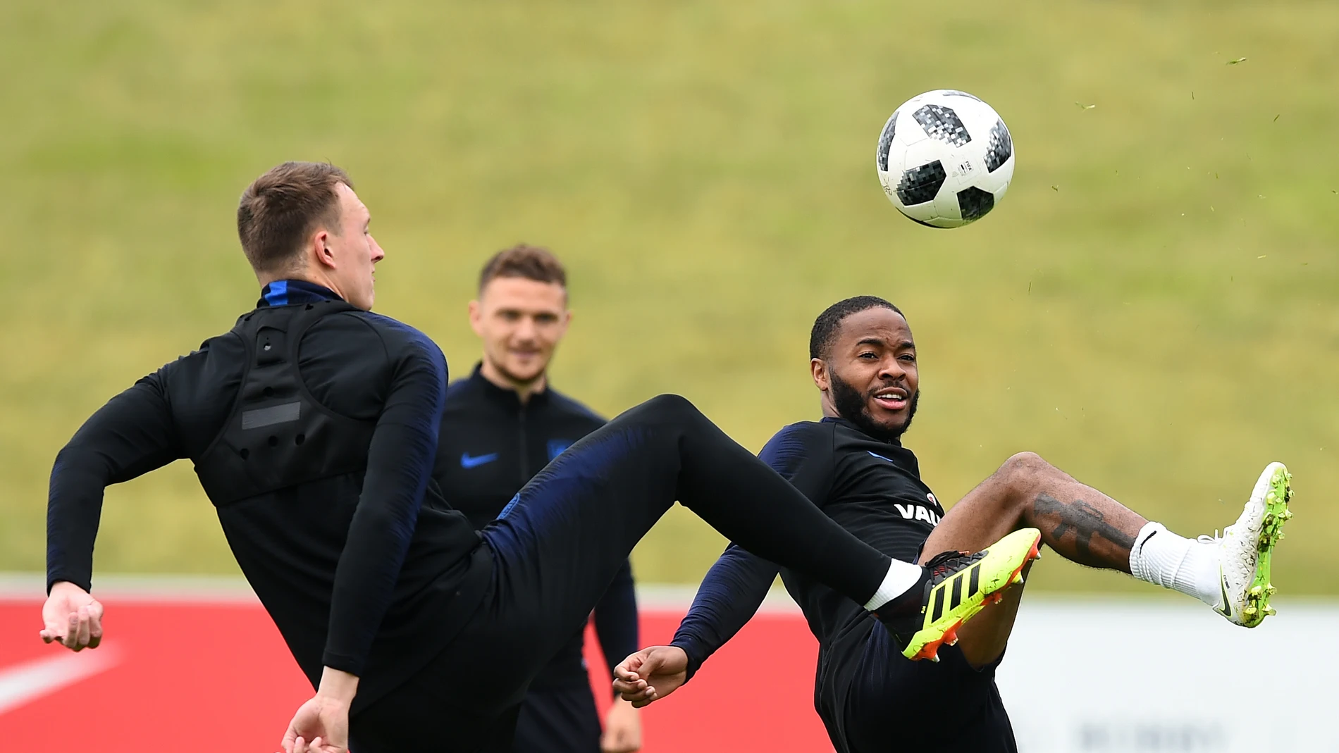 Sterling y su polémico tatuaje en su pierna derecha Sterling y su polémico tatuaje en su pierna derecha