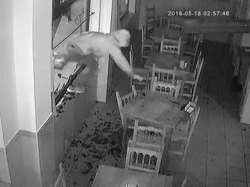 Una banda juvenil asalta de madrugada comercios en Torrelavega Una banda juvenil asalta de madrugada comercios en Torrelavega