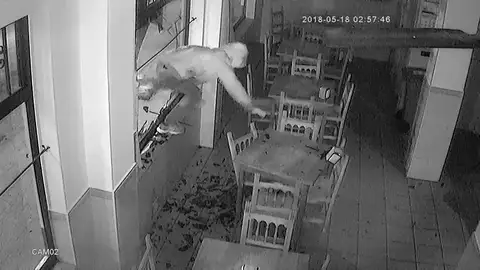 Una banda juvenil asalta de madrugada comercios en Torrelavega Una banda juvenil asalta de madrugada comercios en Torrelavega