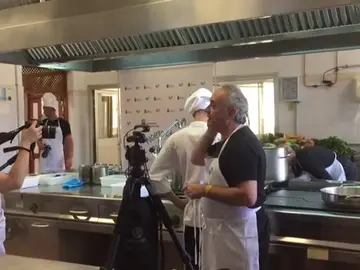Ferrán Adriá cocina un puchero canario ante la mirada de 1800 estudiantes de cocina Ferrán Adriá cocina un puchero canario ante la mirada de 1800 estudiantes de cocina