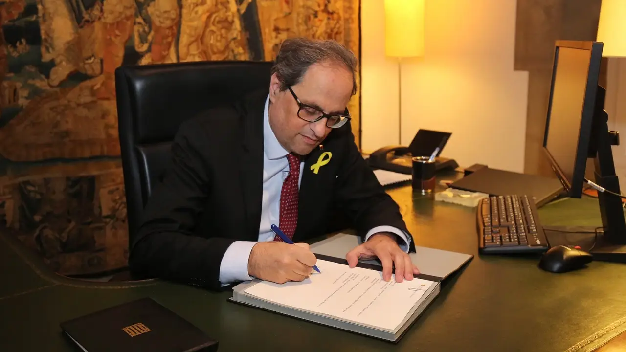 El presidente de la Generalitat, Quim Torra, firma un nuevo decreto de nombramiento de los consellers