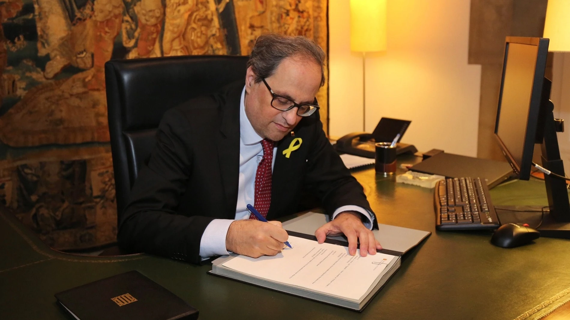 El presidente de la Generalitat, Quim Torra, firma un nuevo decreto de nombramiento de los consellers 