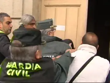 Un afectado intenta agredir al pirotécnico de Tui a su llegada al juzgado Un afectado intenta agredir al pirotécnico de Tui a su llegada al juzgado