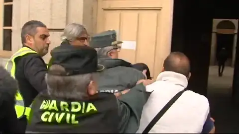 Un afectado intenta agredir al pirotécnico de Tui a su llegada al juzgado Un afectado intenta agredir al pirotécnico de Tui a su llegada al juzgado