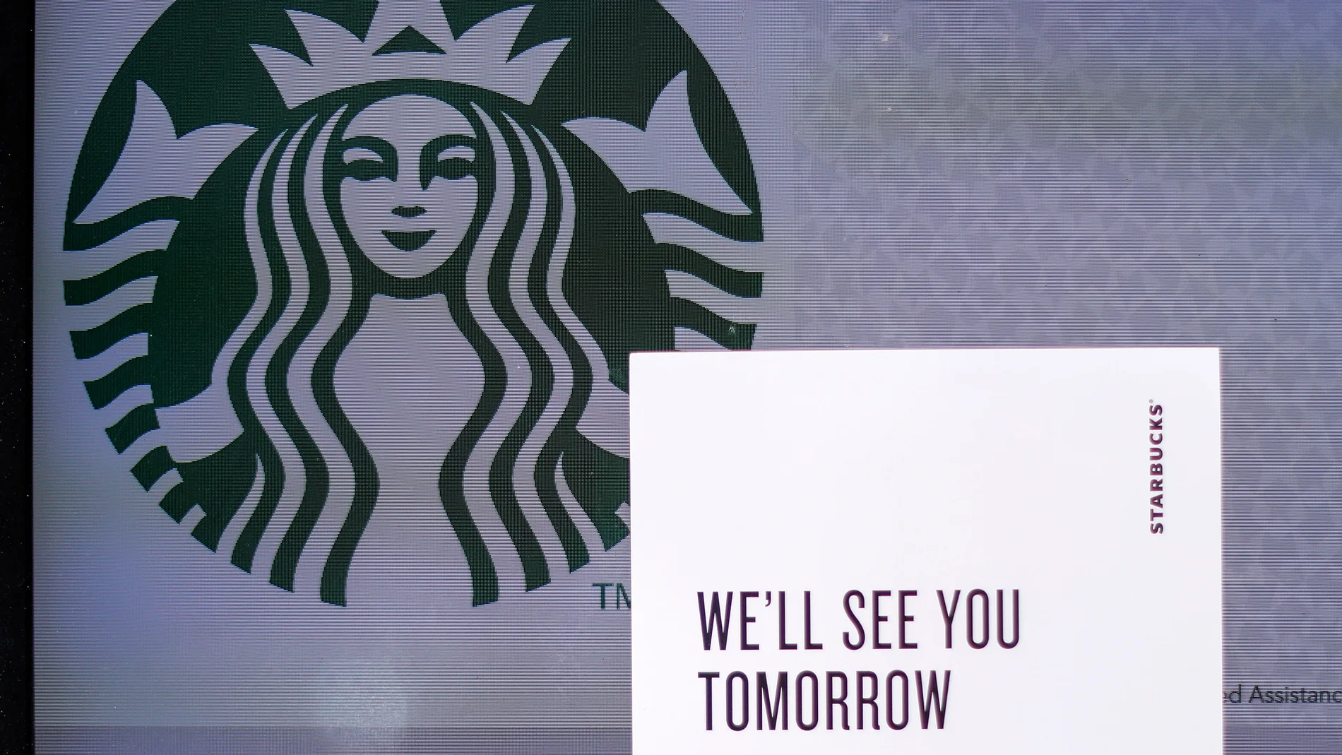 Vista de un local de Starbucks que tiene un letrero en el que se lee "Te veremos mañana" Vista de un local de Starbucks que tiene un letrero en el que se lee "Te veremos mañana"