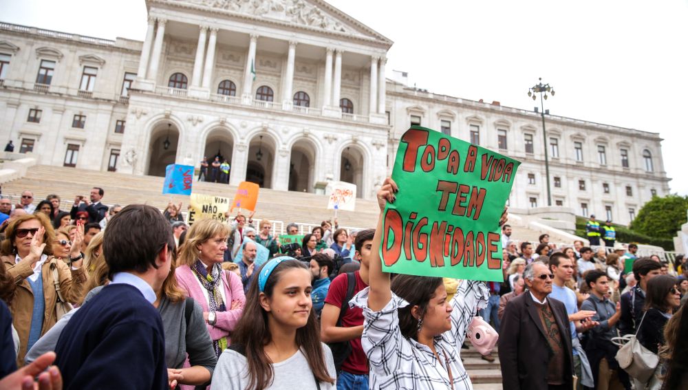 Varios ciudadanos se manifiestan en contra de la eutanasia ante el Parlamento en Lisboa