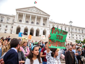 Varios ciudadanos se manifiestan en contra de la eutanasia ante el Parlamento en Lisboa