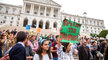 Varios ciudadanos se manifiestan en contra de la eutanasia ante el Parlamento en Lisboa