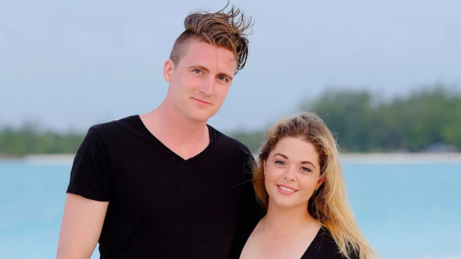 Sasha Pieterse, actriz de 'Pretty Little Liars', sorprende con su espectacular vestido de novia