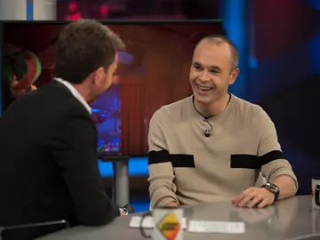 Pablo Motos le cuenta a Andrés Iniesta la parte positiva de marcharse a Japón: "¿Cuánto tiempo llevas sin pasear por la calle?" Pablo Motos le cuenta a Andrés Iniesta la parte positiva de marcharse a Japón: "¿Cuánto tiempo llevas sin pasear por la calle?"