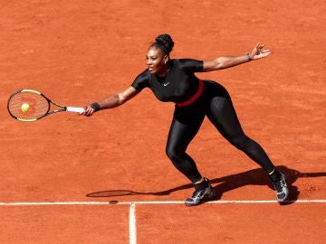 Serena Williams devuelve la bola en su vuelta a Roland Garros