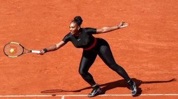 Serena Williams devuelve la bola en su vuelta a Roland Garros
