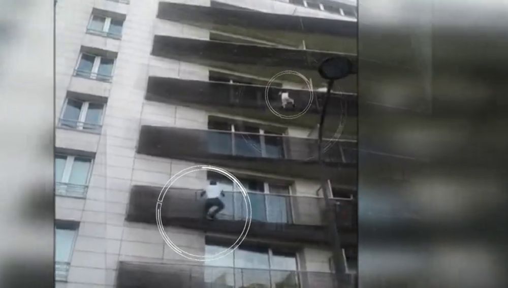 La madre del niño que quedó colgando de un balcón en París