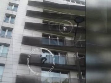 La madre del niño que quedó colgando de un balcón en París