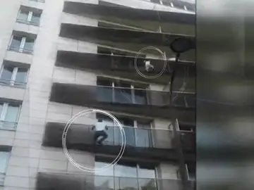 La madre del niño que quedó colgando de un balcón en París La madre del niño que quedó colgando de un balcón en París