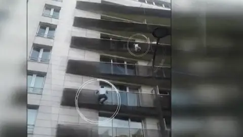 La madre del niño que quedó colgando de un balcón en París La madre del niño que quedó colgando de un balcón en París