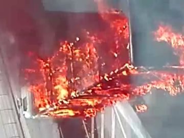 Un camión vuelca, se incendia y provoca el colapso de la entrada a Bilbao 