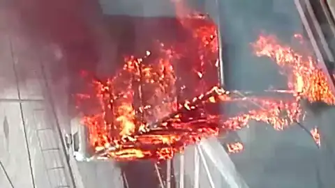 Un camión vuelca, se incendia y provoca el colapso de la entrada a Bilbao Un camión vuelca, se incendia y provoca el colapso de la entrada a Bilbao