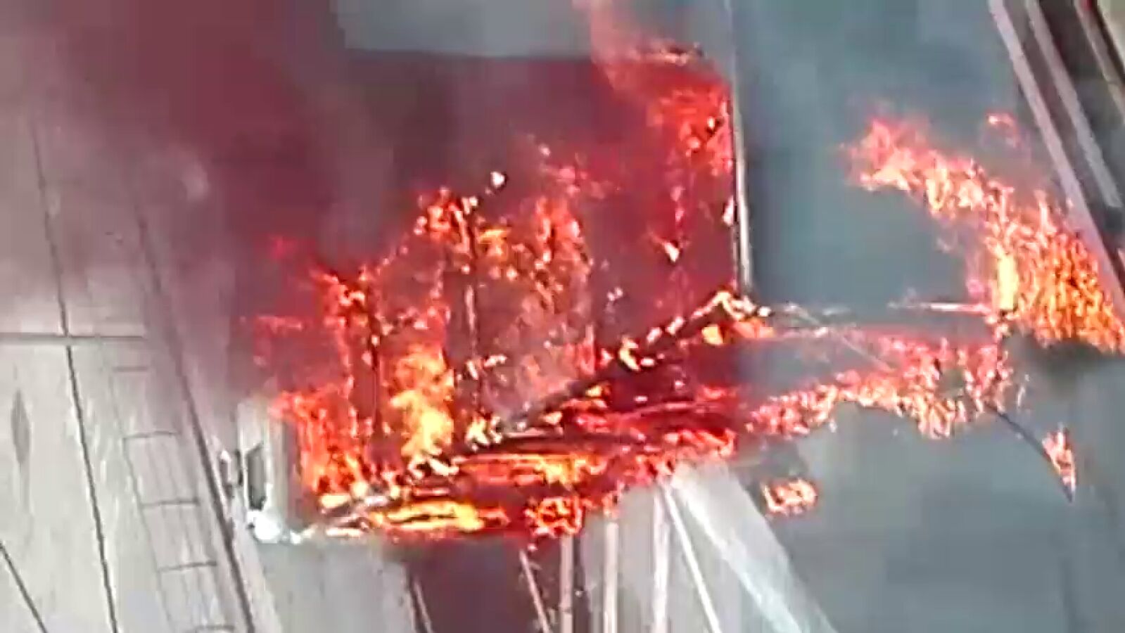 Un camión vuelca, se incendia y provoca el colapso a la entrada de Bilbao 