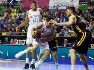 Campazzo intenta penetrar a canasta ante el Tenerife Campazzo intenta penetrar a canasta ante el Tenerife