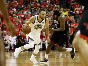 Curry avanza con el balón ante la defensa de James Harden Curry avanza con el balón ante la defensa de James Harden