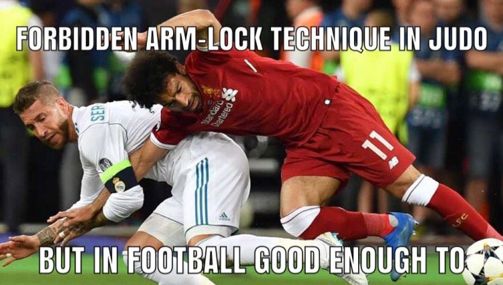 'Meme' de la acción de Sergio Ramos con Salah