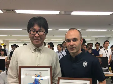 Takahashi posa con Iniesta y sus dos dibujos Takahashi posa con Iniesta y sus dos dibujos