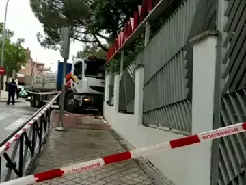 Un camión choca contra el muro de una guardería en Madrid Un camión choca contra el muro de una guardería en Madrid