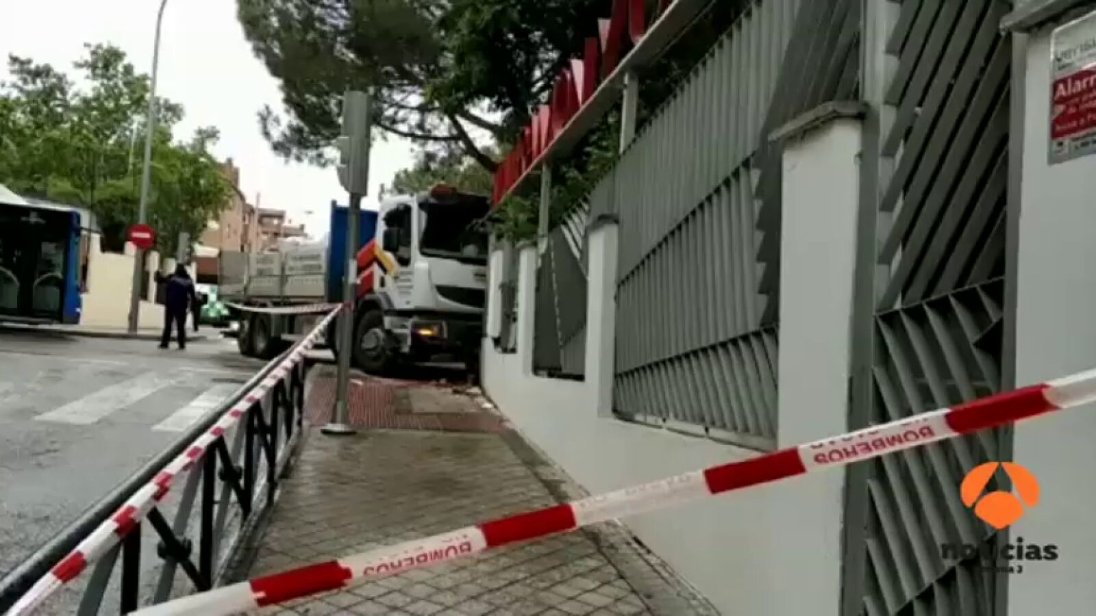 Un camión choca contra el muro de una guardería en Madrid