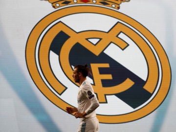 Bale, con el escudo del Real Madrid detrás