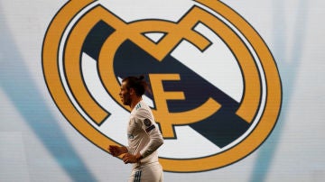 Bale, con el escudo del Real Madrid detrás