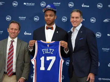 Joshua Harris (izquierda), Markelle Fultz (centro) y Bryan Colangelo (derecha) Joshua Harris (izquierda), Markelle Fultz (centro) y Bryan Colangelo (derecha)